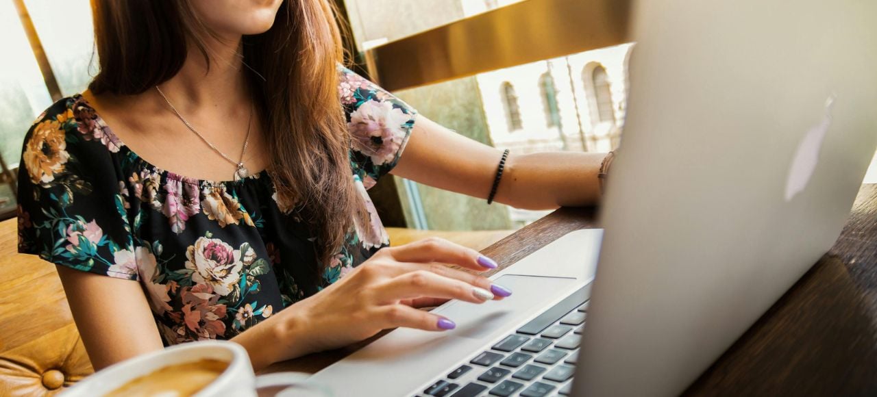 nómada digital trabajando en un cafe tras obtener su visado