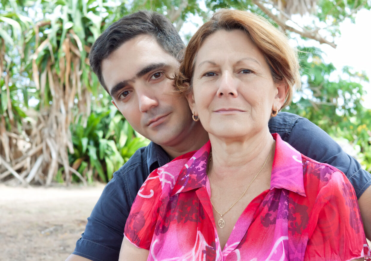 Mujer y hombre latinos