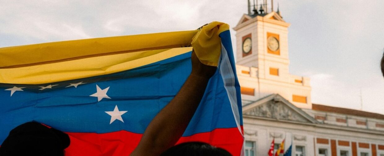 Nostalgia Venezuela diáspora en España bandera en Sol, Madrid