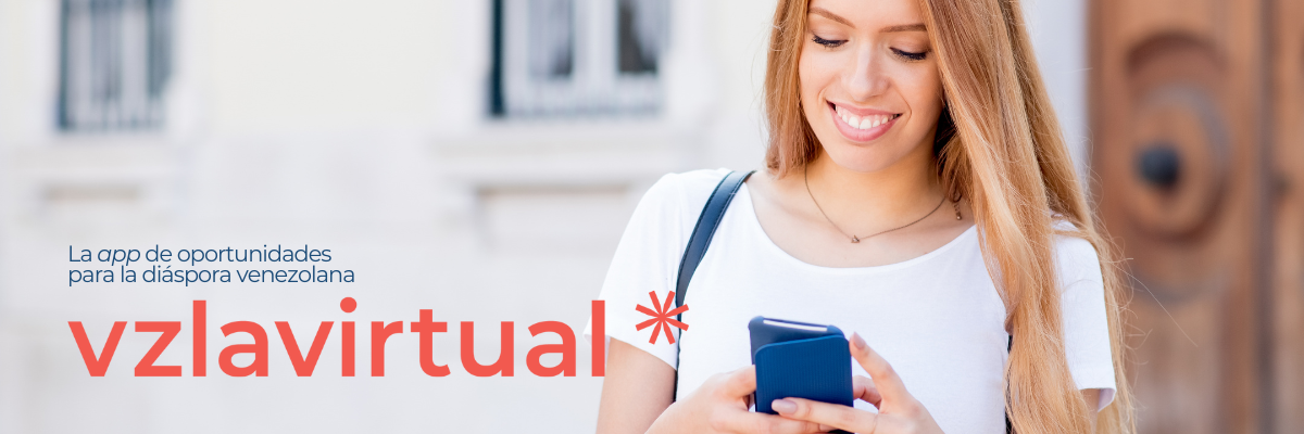 mujer mira su móvil mientras sonríe mientras ve la app Venezuela Virtual busca y ofrece servicios