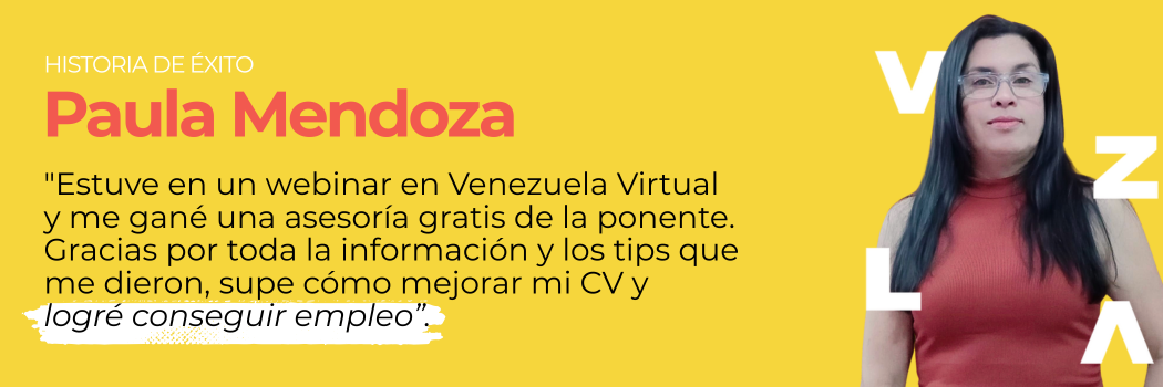 mujer mira su móvil mientras sonríe mientras ve la app Venezuela Virtual busca y ofrece servicios