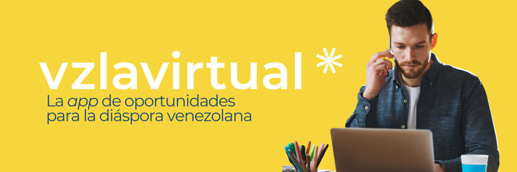 mujer mira su móvil mientras sonríe mientras ve la app Venezuela Virtual busca y ofrece servicios