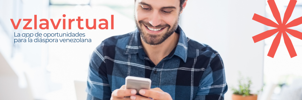hombre viendo la app venezuela virtual en la sección legal mientras sonríe con el móvil en las manos