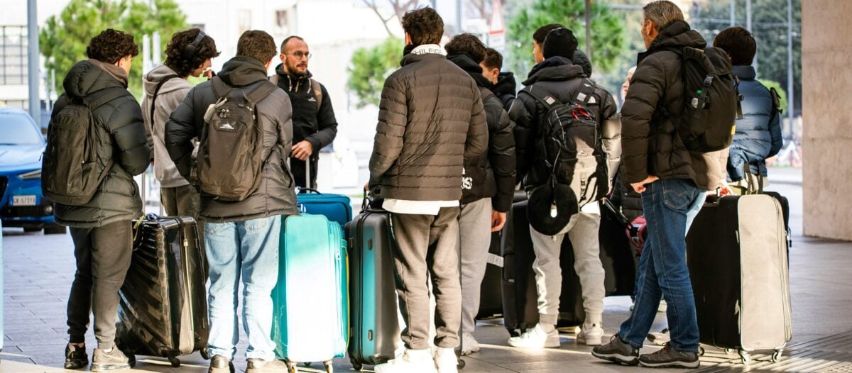 Grupo de personas con maletas en el aeropuerto en invierno en España