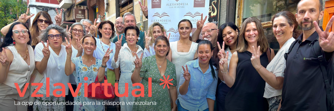 mujer mira su móvil mientras sonríe mientras ve la app Venezuela Virtual busca y ofrece servicios