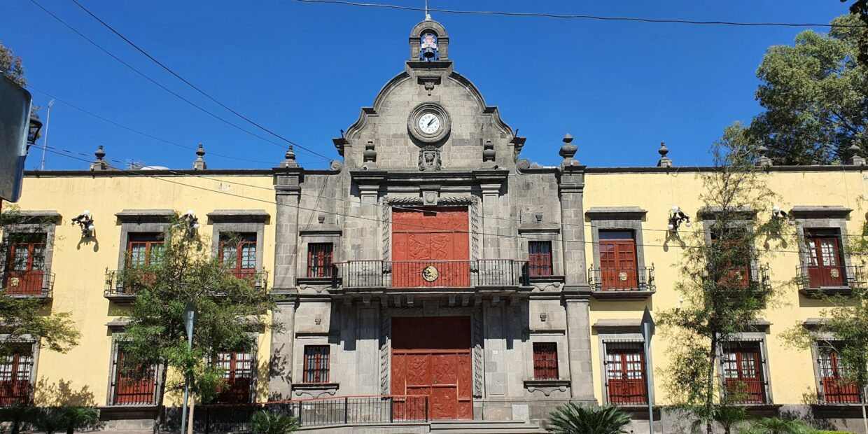 Edificio del ayuntamiento, donde se realiza el empadronamiento en España