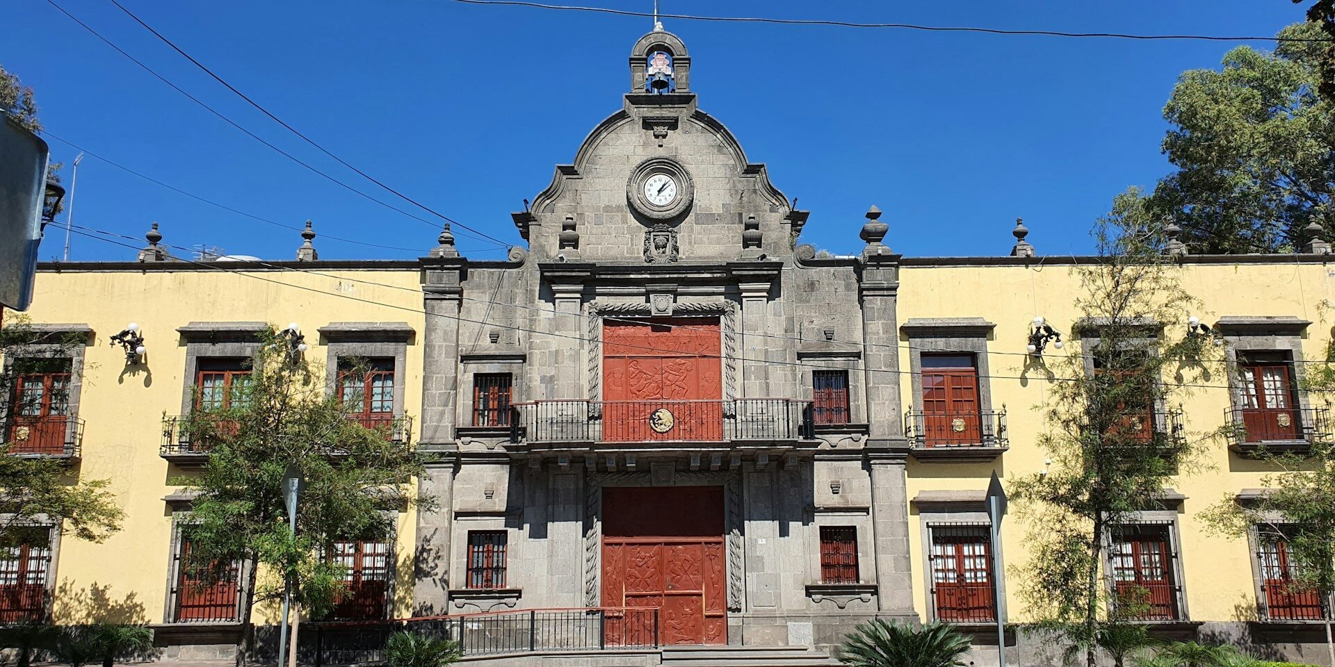 Edificio del ayuntamiento, donde se realiza el empadronamiento en España