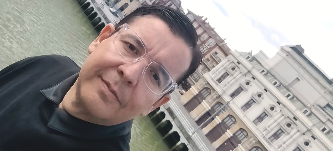 Selfie de Marlon con el río de fondo. Consiguió soluciones legales en Venezuela Virtual