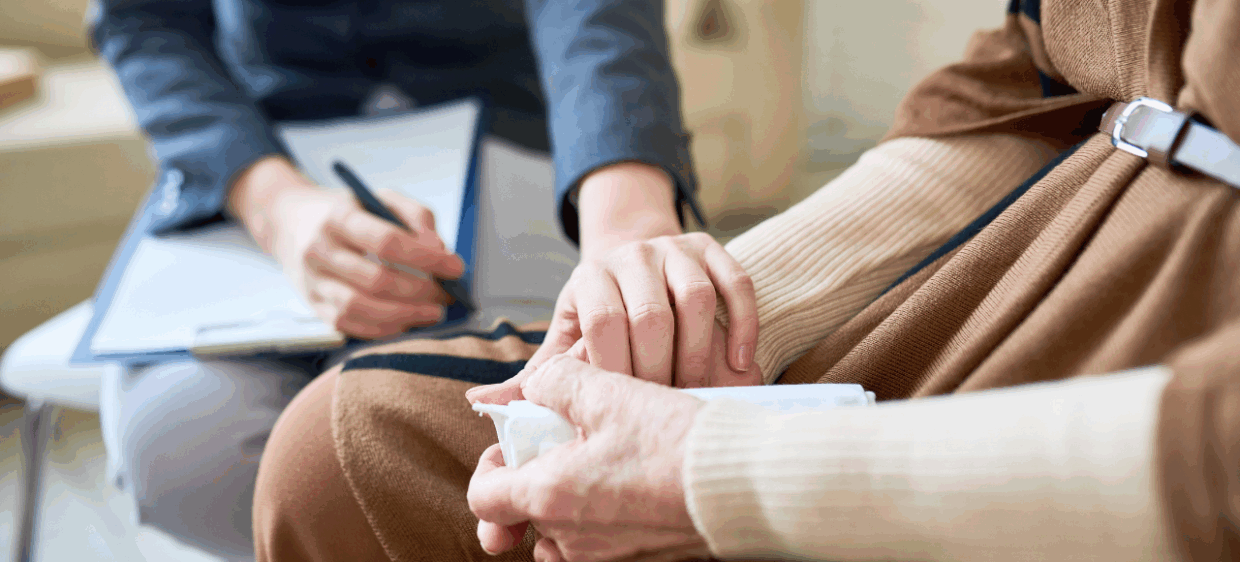 Una trabajadora social de salud mental apoya a emigrante en una consulta gratuita.