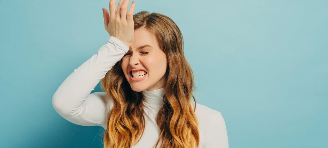 Mujer en postura de queja al darse cuenta de que ha estado postulando a trabajos cometiendo errores