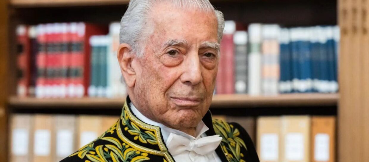 Mario Vargas Llosa, escritor, con cazadora estilo militar en la Academia Francesa, retrato.