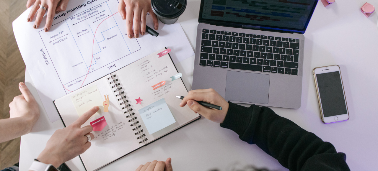 Emprender con estructura webinar Magaly Venegas Planificación y estrategia en una libreta, vista desde arriba, para el emprendimiento, a partir de lo aprendido en el webinar de Venezuela Virtual sobre el método directo