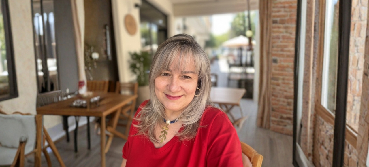 Lay Manresa La gente de Venezuela Familia Código Lay Manresa de La Gente de Venezuela en España, sonríen e la cámara de forma cálida, con fondo borroso de un café. Es colaboradora de la Fundación Código Venezuela y su app Venezuela Virtual