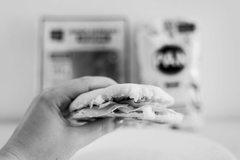 Arepa venezolana rellena con jamón serrano. Una fusión de sabores que rellena lo venezolano con lo español. PArte del estudio fotográfico de la Carta 10 desde la Venezuela Virtual