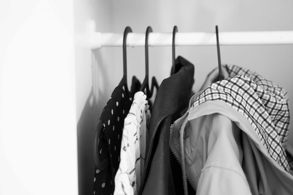 Ropero con perchas y diferentes capas de ropa para invierno, parte de la carta de María José Couto desde la Venezuela Virtual