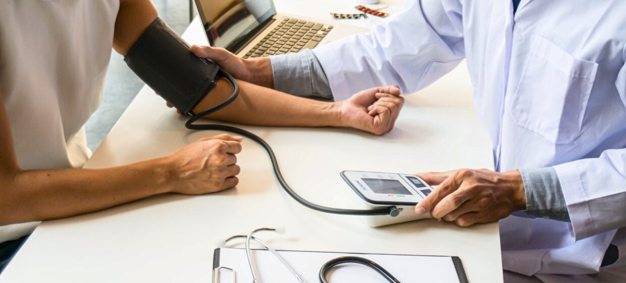 Paciente migrante recibe atención médica sin tarjeta sanitaria, miden su tensión arterial