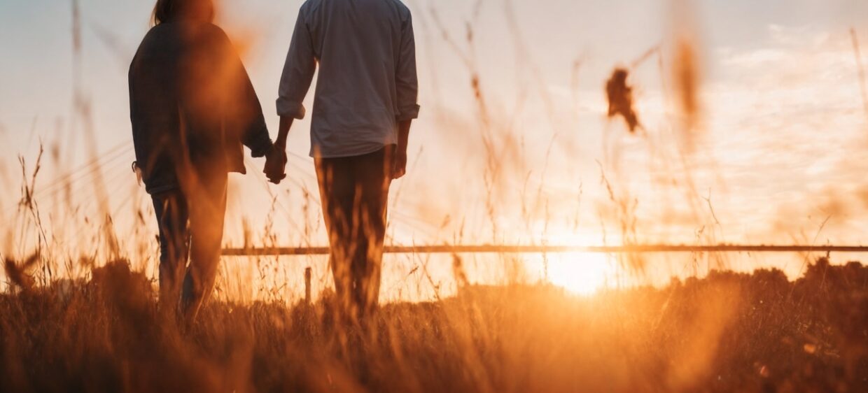 PAreja mira un atardecer. Proceso de registro de pareja de hecho y ventajas en España para migrantes