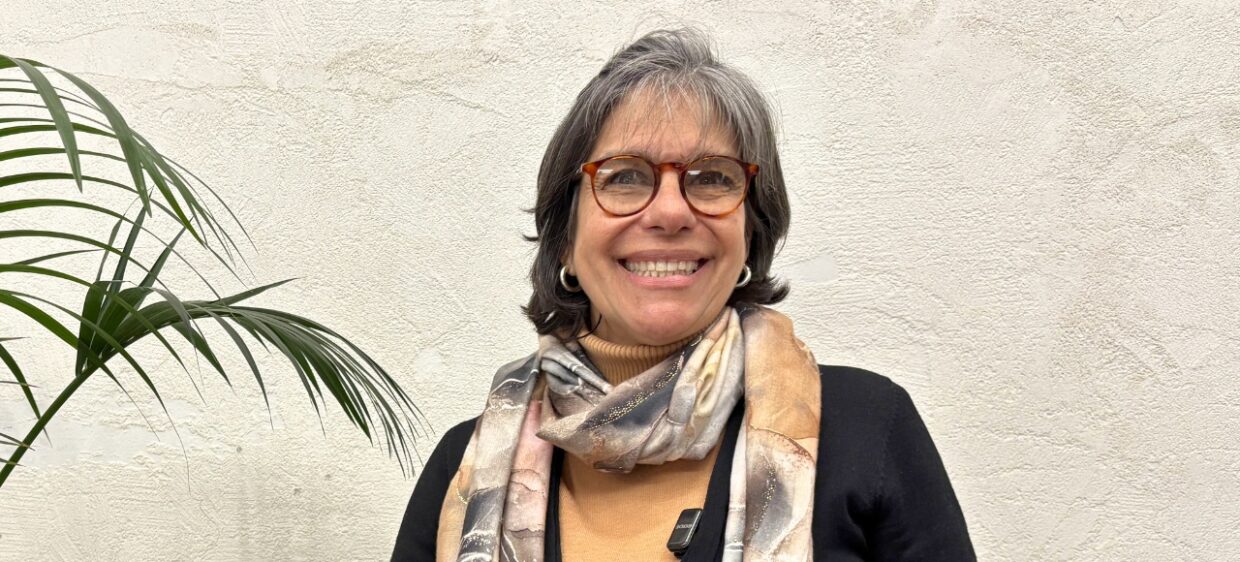 Carmen Deceda sonríe a la cámara tras contar cómo Venezuela Virtual le apoyó a mejorar su proceso migratorio en España
