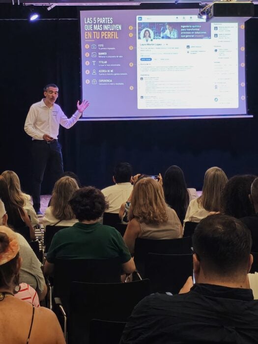 Participantes de Talento Migrante Venezolano en Barcelona durante una jornada de empleabilidad y networking.
