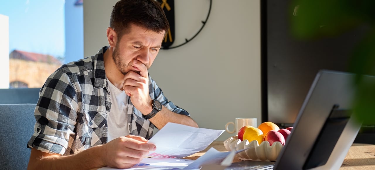 Trabajador revisa su contrato y compara con el convenio colectivo aplicado en España