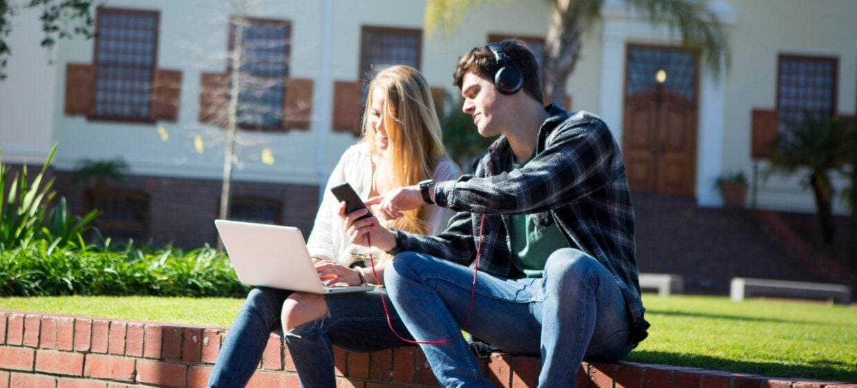 Joven muestra el movil a otra persona, con la app Venezuela Virtual, durante sus primeros 100 días en España