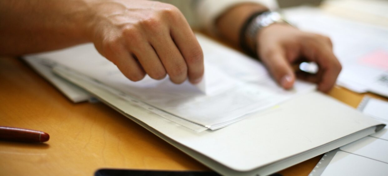 Persona revisando documentos para tramitar la carta de invitación para España