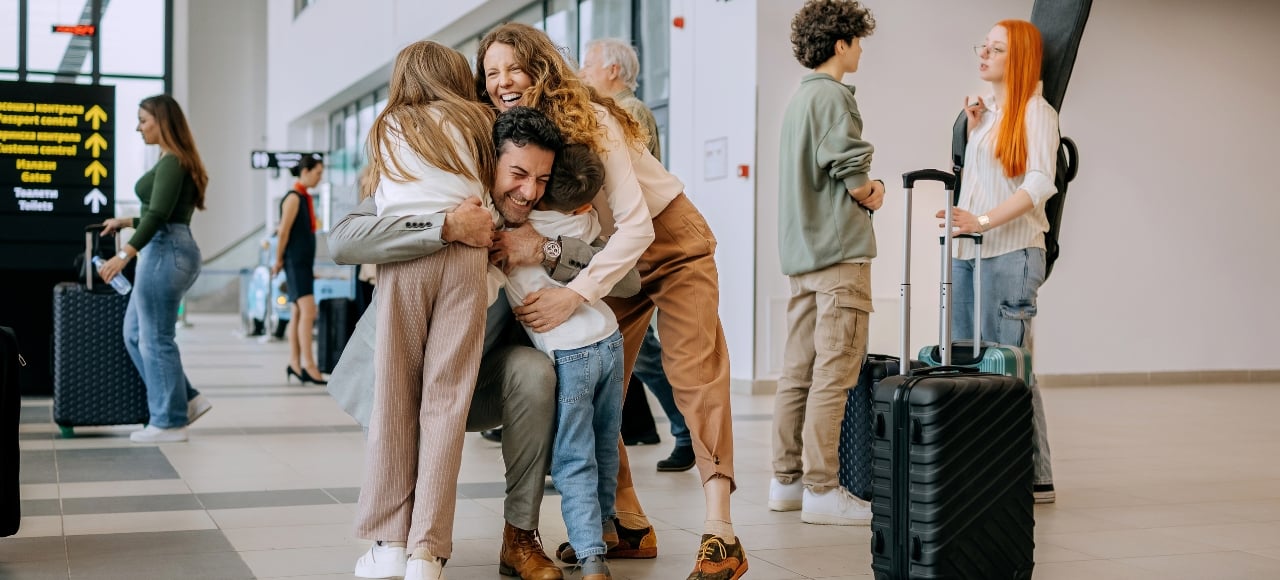 Familia abraza a un tío que llega a España con carta de invitación