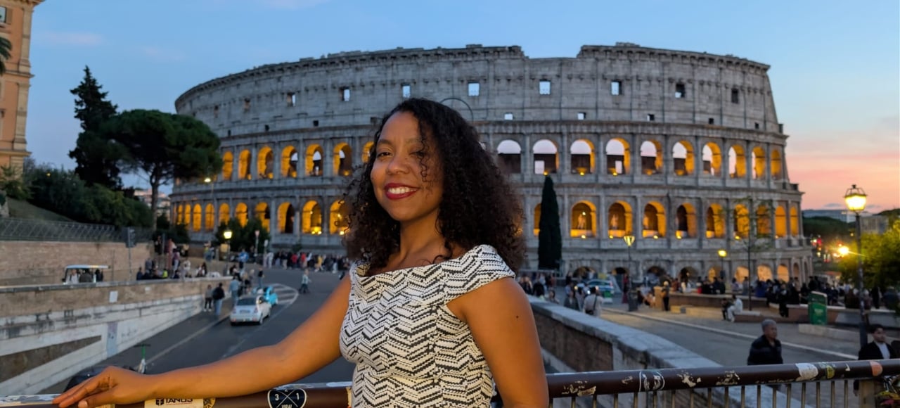 María José Rojas con el Coliseo romano al fondo. Carta desde la Venezuela Virtual